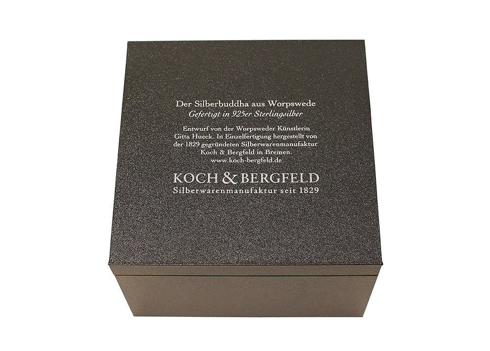 Der Buddha wird in eleganter Geschenkverpackung geliefert