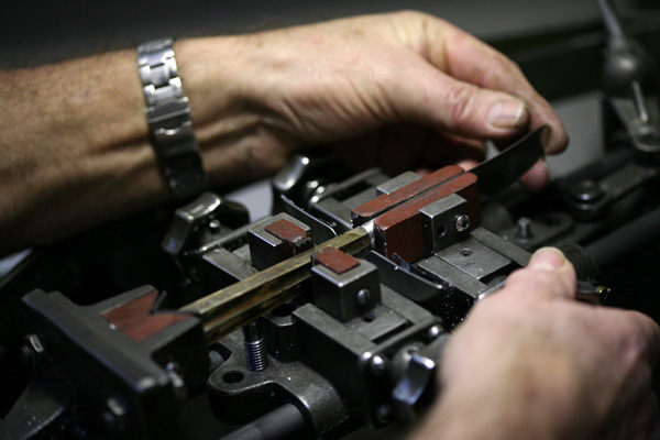 Handarbeit beim Reparieren von Besteck bei Koch & Bergfeld Besteckreparatur bei Koch & Bergfeld